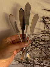 Load image into Gallery viewer, 1881 Rogers Shell Pattern Butter Spreaders, set of 4