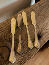 Load image into Gallery viewer, 1881 Rogers Shell Pattern Butter Spreaders, set of 4
