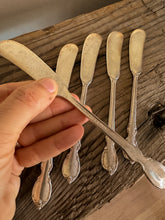 Load image into Gallery viewer, 1847 Rogers Bros Silverplate Butter Spreaders, Set of 5