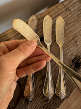 Load image into Gallery viewer, 1881 Rogers Shell Pattern Butter Spreaders, set of 4