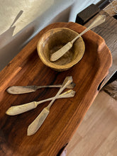 Load image into Gallery viewer, 1881 Rogers Shell Pattern Butter Spreaders, set of 4